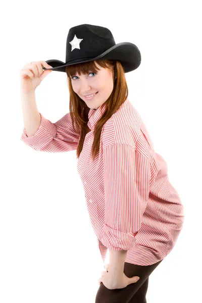 Рыжая ковбойша в шляпе смотрит в камеру — стоковое фото