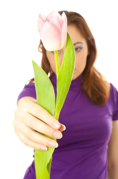Szép nő, rózsaszín tulipán — Stock Fotó