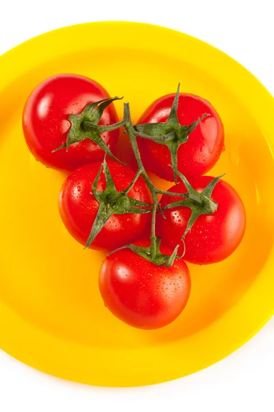 Bir plaka üzerinde beyaz izole kırmızı domates — Stok fotoğraf