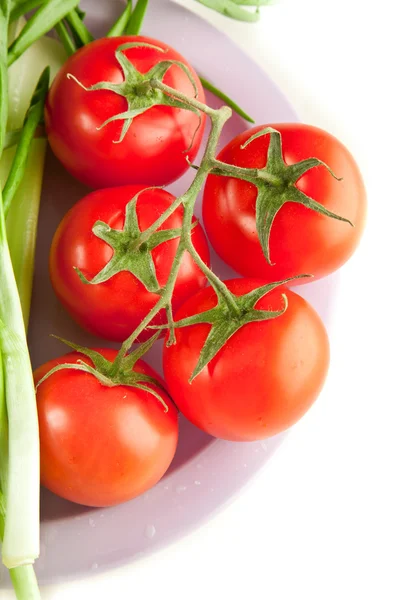 一盘上白色隔离的红番茄 — 图库照片