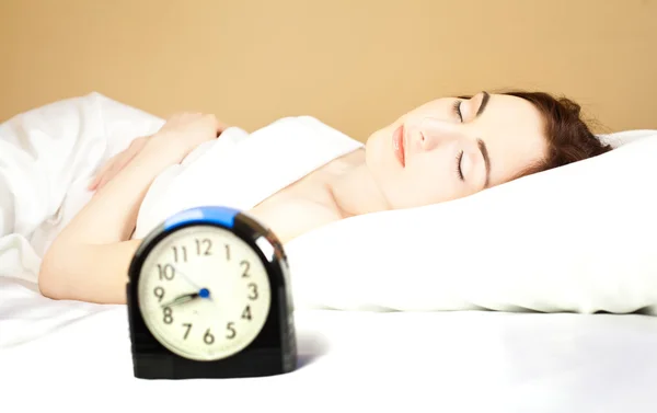 Kvinna som sover i sängen (fokus på kvinna) — Stockfoto