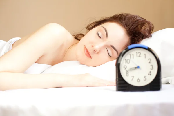 Kvinna som sover i sängen (fokus på kvinna) — Stockfoto