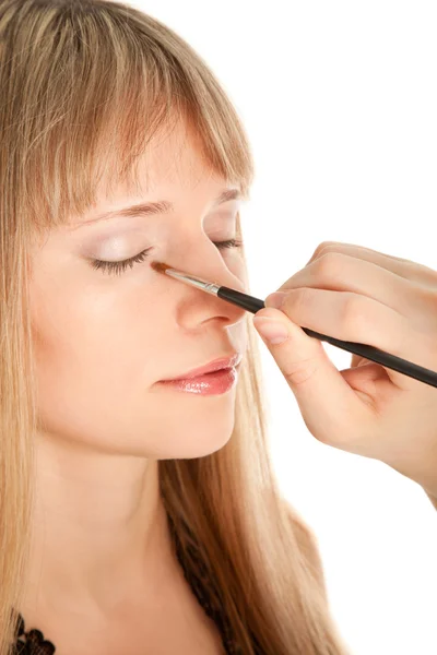 Mujer aplicando maquillaje en la cara del intérprete —  Fotos de Stock