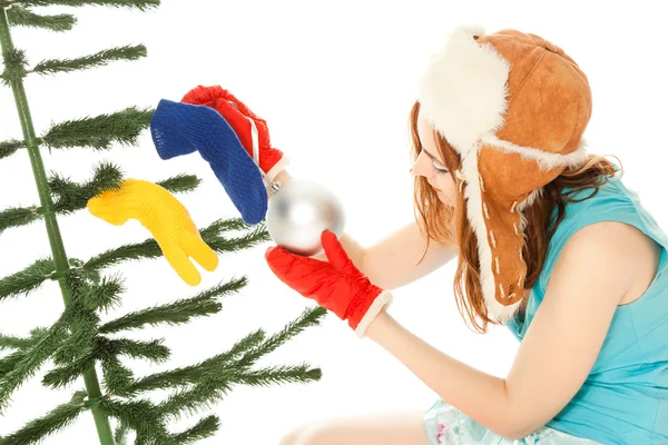 Žena dresinkem vánoční strom — Stock fotografie