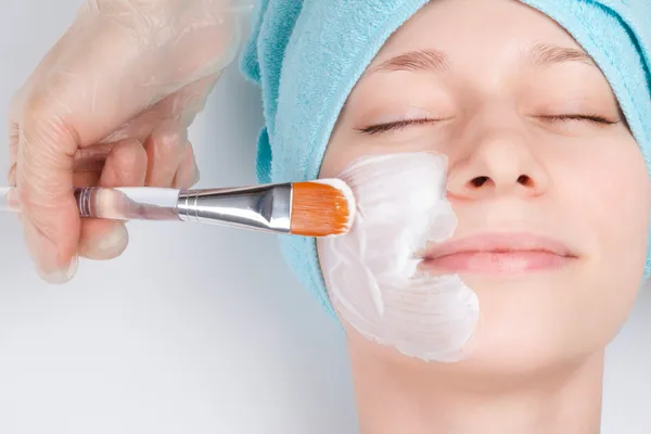 Donna alle procedure termali applicare maschera — Foto Stock