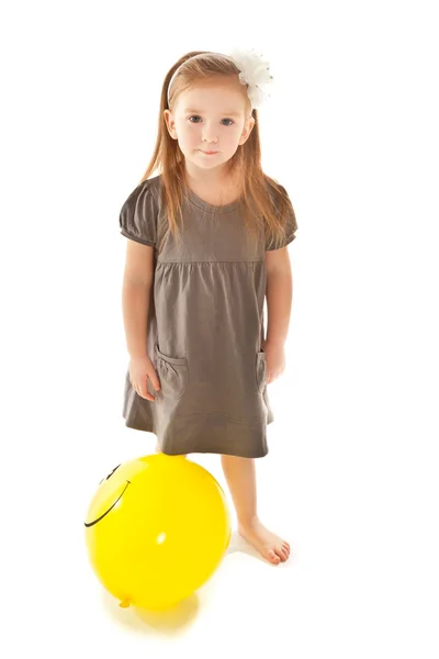 Kameraya bakarak oyuncak balon ile küçük kız — Stok fotoğraf