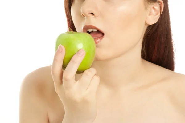 Kobieta trzyma jabłko na białym tle — Zdjęcie stockowe