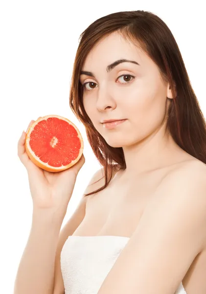 Kvinna med en bit grapefrukt — Stockfoto