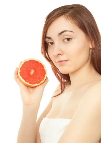 Frau mit einem Stück Grapefruit — Stockfoto