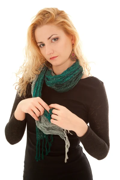 Mooie vrouw in zwarte jurk met sjaal — Stockfoto