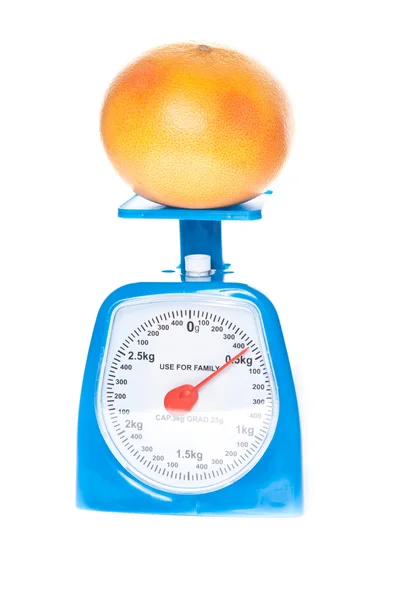 Picture of a scale and a grapefruit — Stock Photo, Image