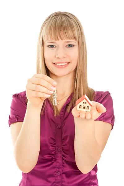 Picture of woman holding house and keys (focus on woman) — Stock Photo, Image