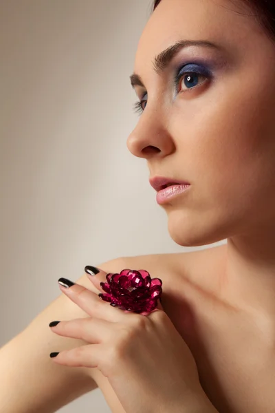 Piękne kobiety nago z pierścieniem — Zdjęcie stockowe