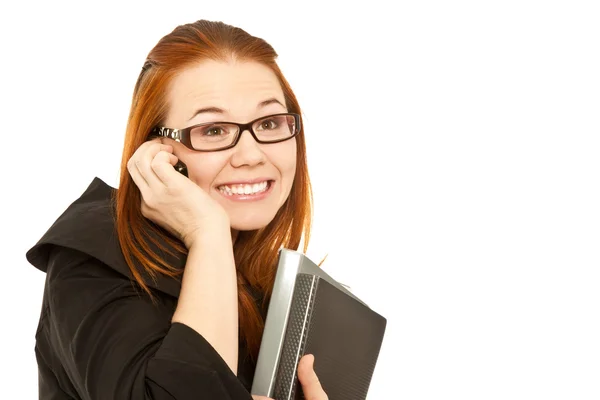 Mulher chamando para telefone e segurando uma pasta preta surpresa — Fotografia de Stock