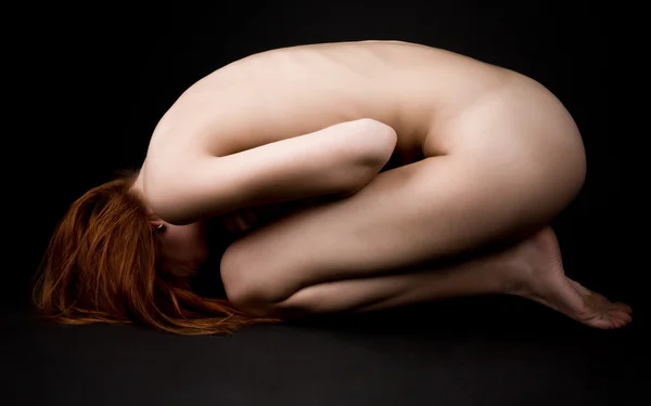 Naken depressiv kvinne på svart bakgrunn – stockfoto