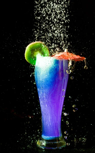 Blå cocktail med kiwi — Stockfoto