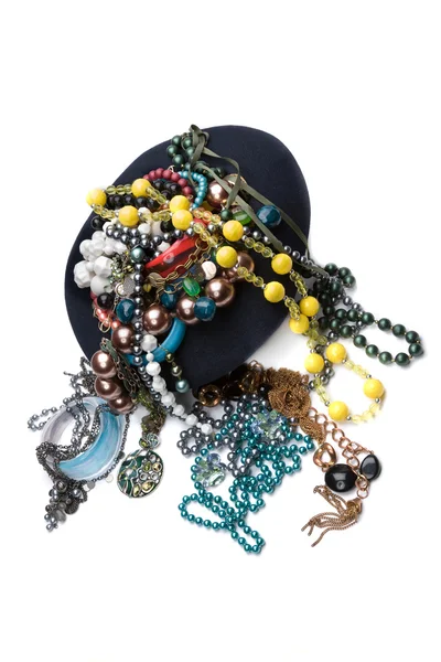 Viele Perlen und Armbänder im Hut — Stockfoto