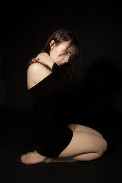 Frau mit nassen Haaren sitzt auf den Knien — Stockfoto