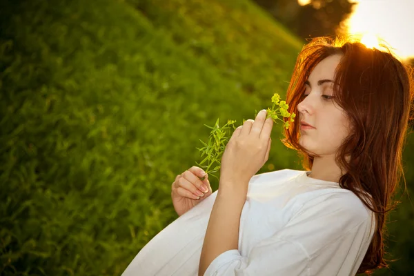 Belle fille dans la prairie — Photo