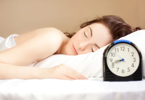 Žena spí v posteli (zaměření na ženy) — Stock fotografie