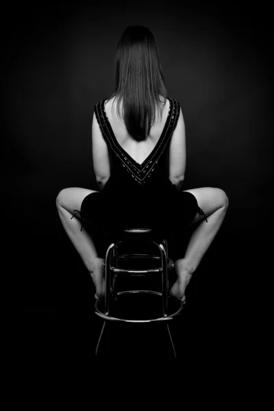 La espalda de la mujer sentada en el sillón — Foto de Stock