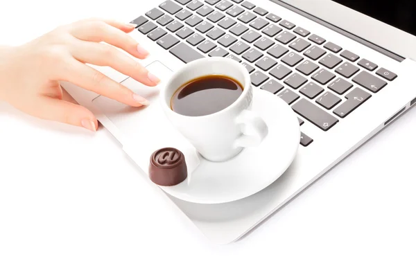 Laptop en een kop koffie — Stockfoto