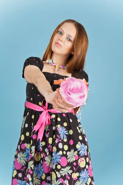 Bild av en kvinna med rosor — Stockfoto