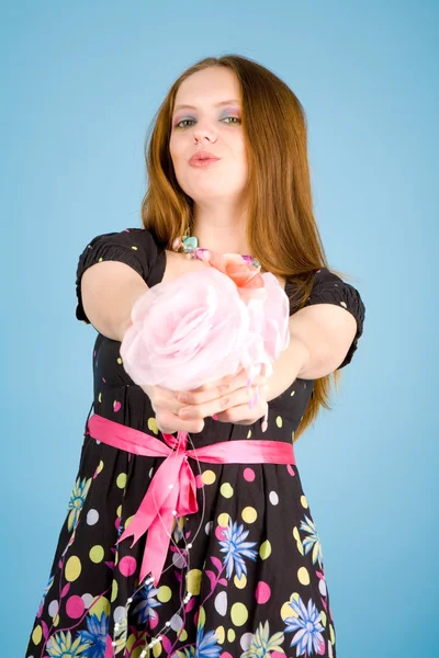 Bild av en kvinna med ros — Stockfoto
