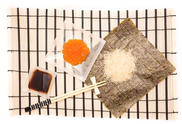 Herstellung von Sushi auf einer Bambussushi-Matte — Stockfoto