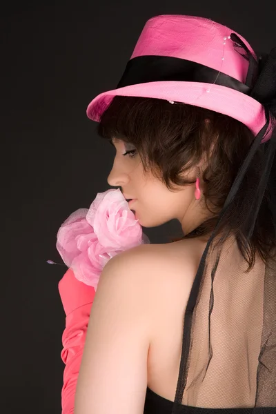 Dívka v černých šatech s kloboukem pózuje — Stock fotografie