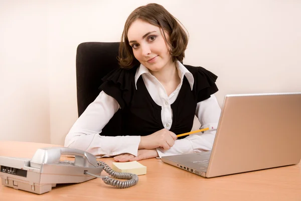 Młoda bizneswoman pracująca w biurze — Zdjęcie stockowe
