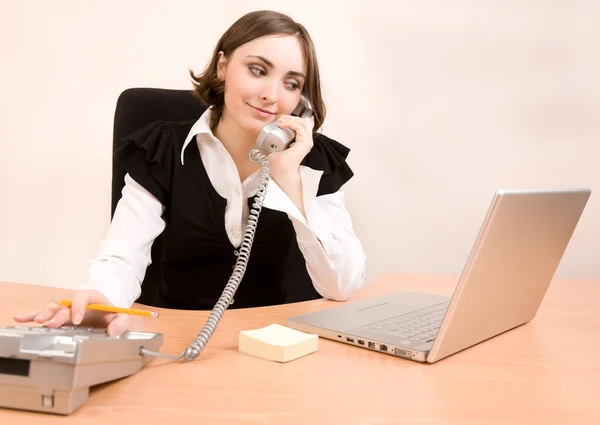 Telefon ederken iş kadını — Stok fotoğraf