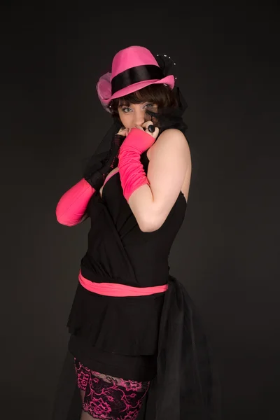 Девушка в черном платье с позой шляпы — стоковое фото