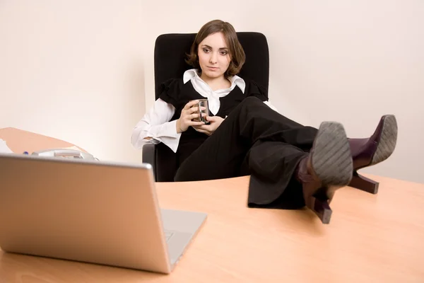 Giovane donna d'affari rilassante in ufficio — Foto Stock