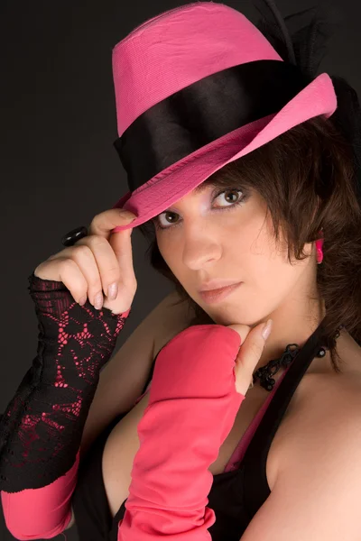 Kadın pembe şapka poz ile — Stok fotoğraf