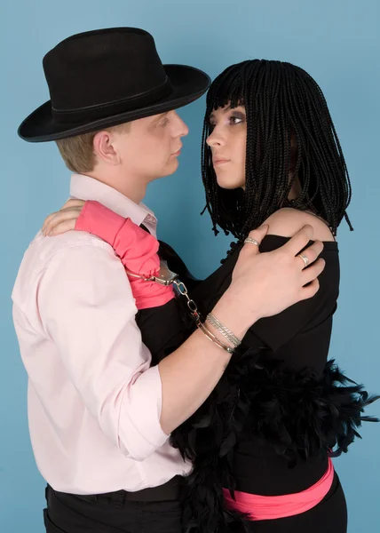 Mann und Frau mit Handschellen umarmen sich — Stockfoto
