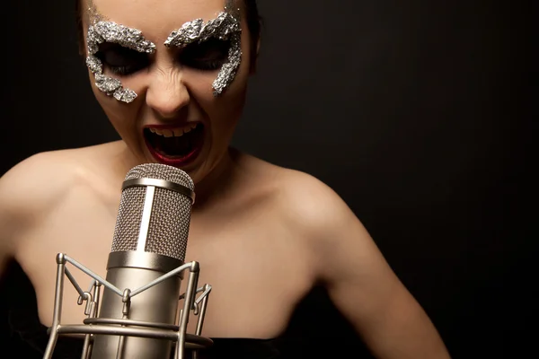 Gotyckie piosenkarka stałego z mikrofonem i krzyczy — Zdjęcie stockowe