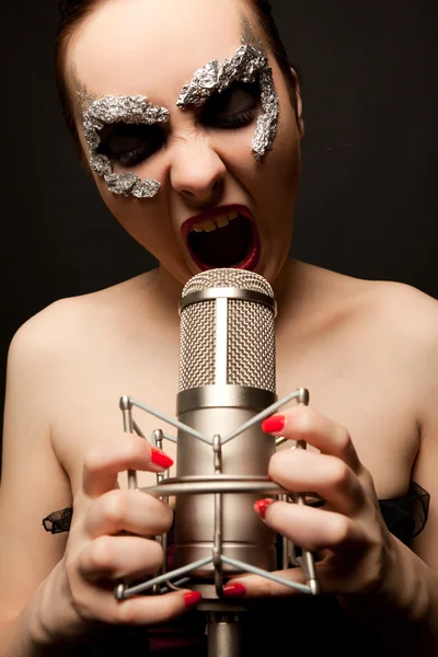 Gotický zpěvák s mikrofonem a křičí — Stock fotografie