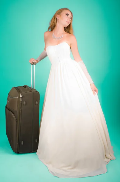 Bruid met grote koffer — Stockfoto