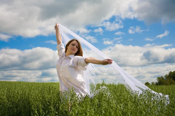 Mooi meisje met vliegende witte sjaal — Stockfoto