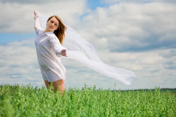 Flicka med flygande scawl på fältet — Stockfoto