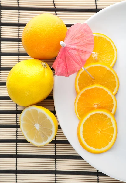Placa de corte de naranja y otros cítricos —  Fotos de Stock