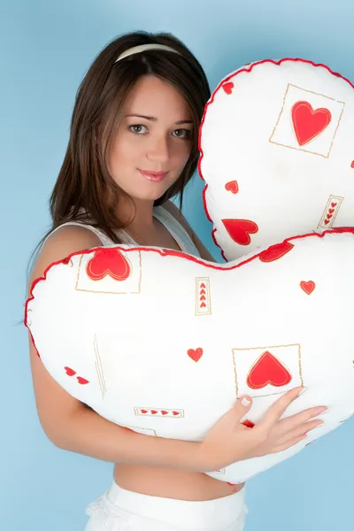 Mooie jonge vrouw met twee kussens — Stockfoto