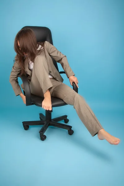 Žena v kancelářská židle — Stock fotografie