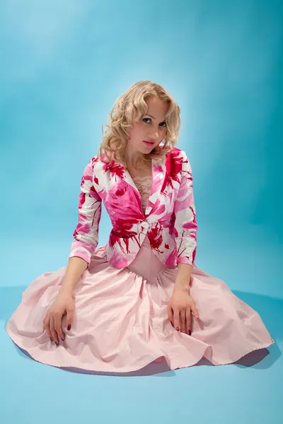 Blonde Frau sitzt auf dem Boden — Stockfoto