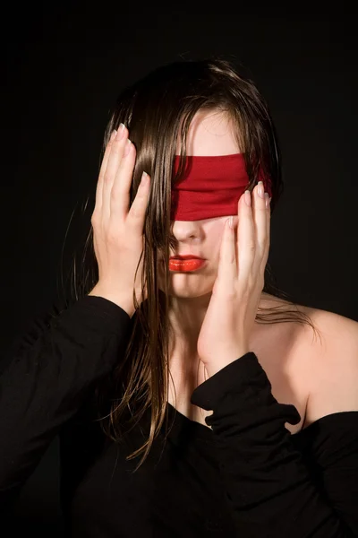 Mujer joven con vendaje en los ojos — Foto de Stock