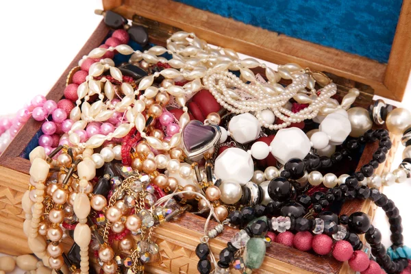 Mücevherler ile ahşap kutu — Stok fotoğraf