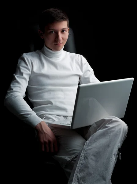 Adam beyaz dizüstü bilgisayar ile — Stok fotoğraf