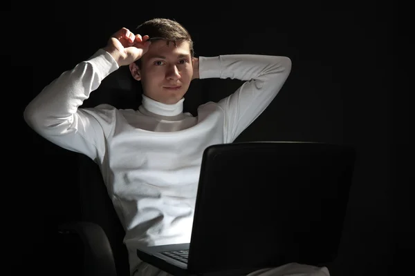 Man with black laptop — Stock Photo, Image