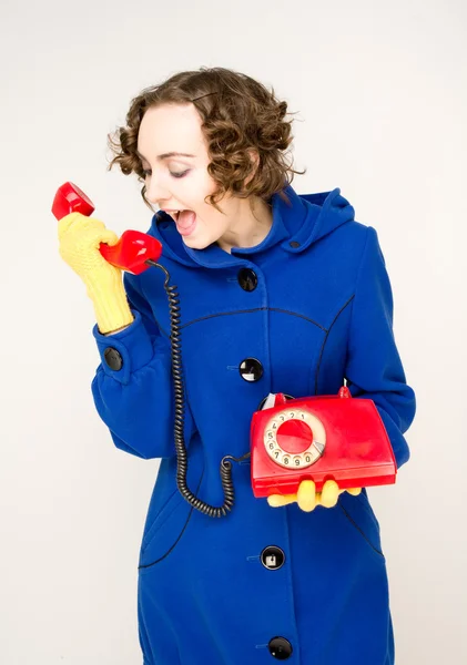 Menina com telefone vermelho velho — Fotografia de Stock